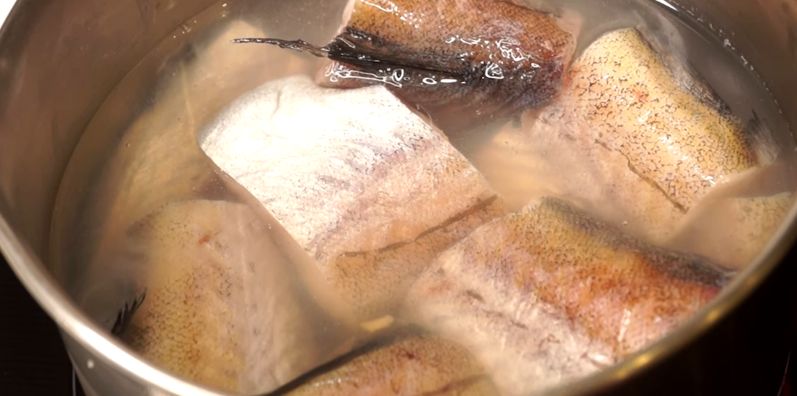 Рыбная загадка из минтая в рассоле огурцов: спокойное объяснение необычного вкуса