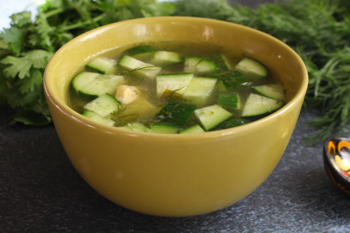 Холодный щавелевый суп с огурцами и яйцами как легкая летняя находка