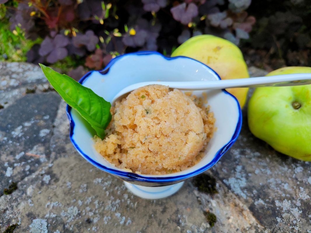 Неожиданный эксперимент: яблочный сорбет с лимоном и базиликом