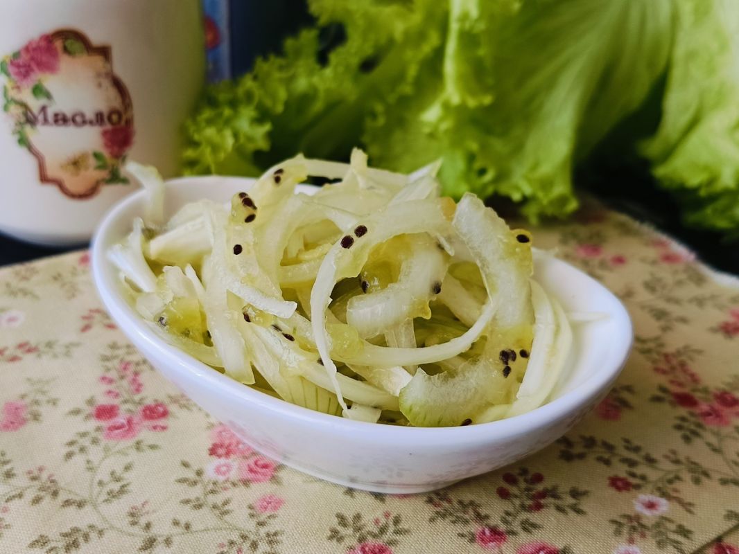 Необычный рецепт маринованного лука: добавьте киви и удивите гостей