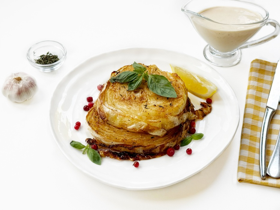 Необычные стейки из капусты: удивите своих гостей новым вкусом