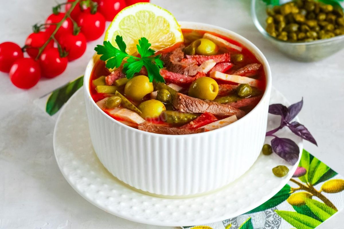 Солянка мясная сборная: традиционный рецепт с изюминкой