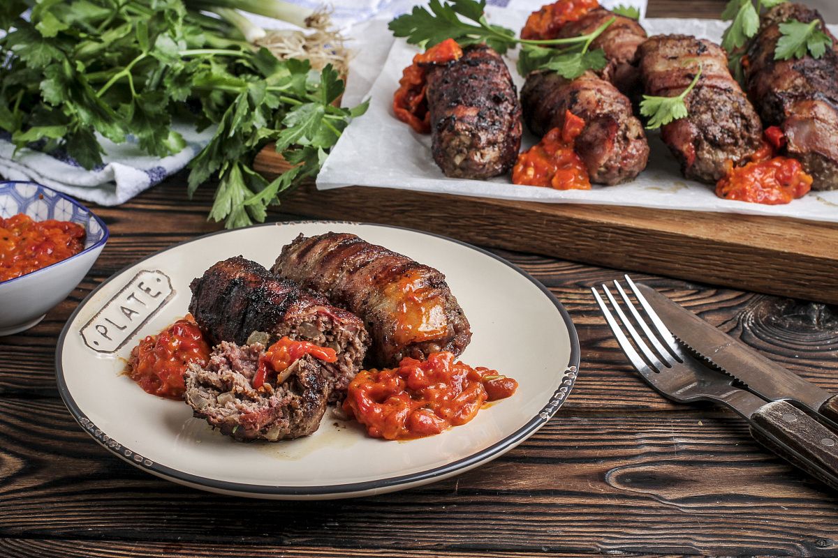 Необычный рецепт балканских чевапчичей в беконе с айваром