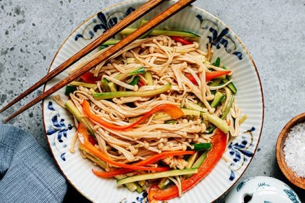 Легкий китайский салат с грибами эноки, который удивит даже гурманов