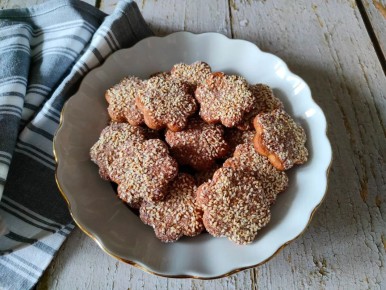 Нежное ржаное печенье с медом и кунжутом