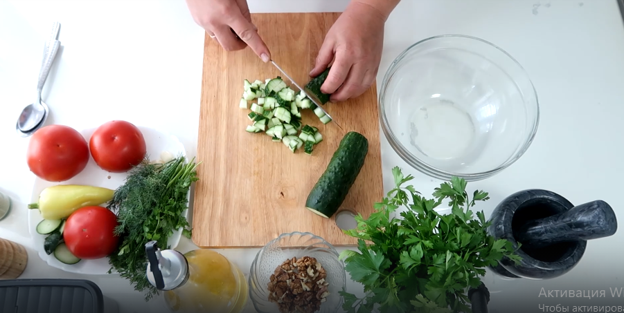 Летний овощной салат с пикантной ореховой заправкой