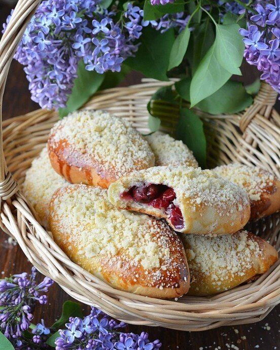 Нежные пирожки с вишней, которые станут любимым угощением