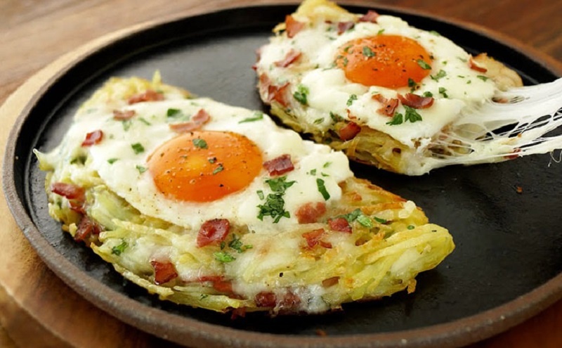 Как за 10 минут приготовить вкусный завтрак из яиц и картофеля