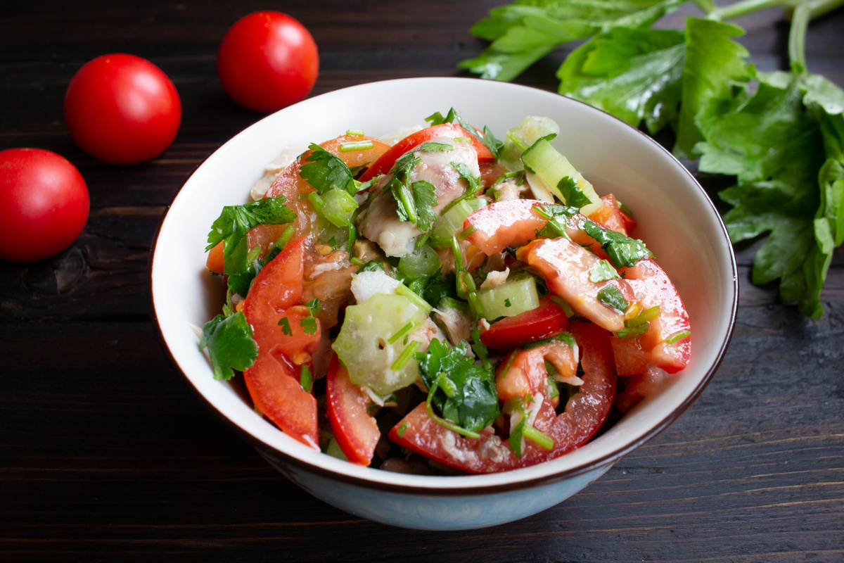 Легкий салат с курицей и свежими овощами для настоящих гурманов