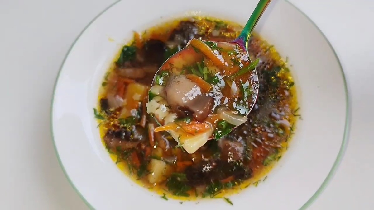 Вкусный грибной суп с макаронными звездочками: простой рецепт из замороженных продуктов