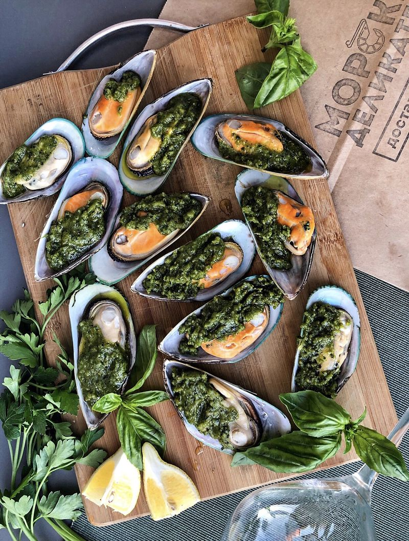 Нежные мидии Киви с оригинальным соусом «Песто»