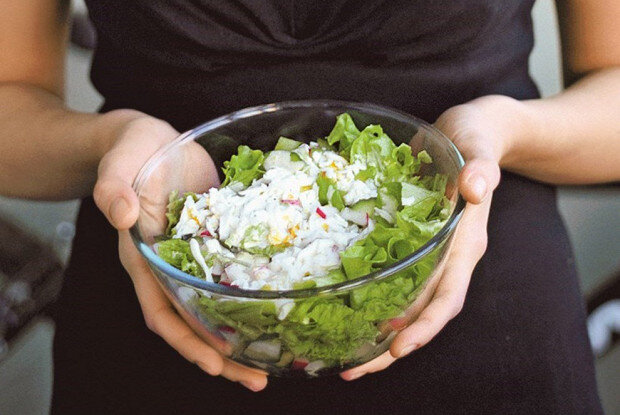 Праздничный зеленый салат с особым соусом