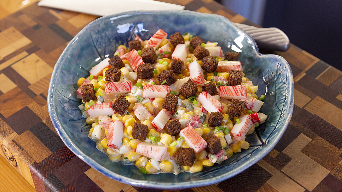 Салат с крабовыми палочками — идеальный выбор для праздничного стола