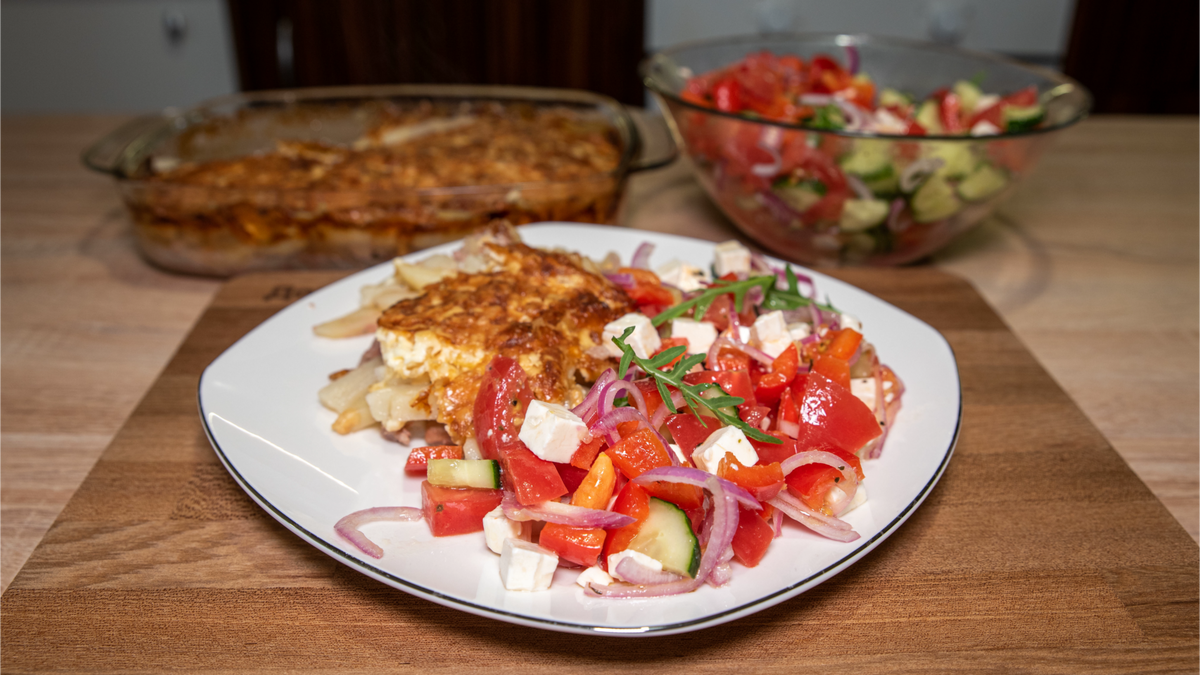 Ужин на выходной: картофель по-генеральски с греческим салатом — просто и вкусно