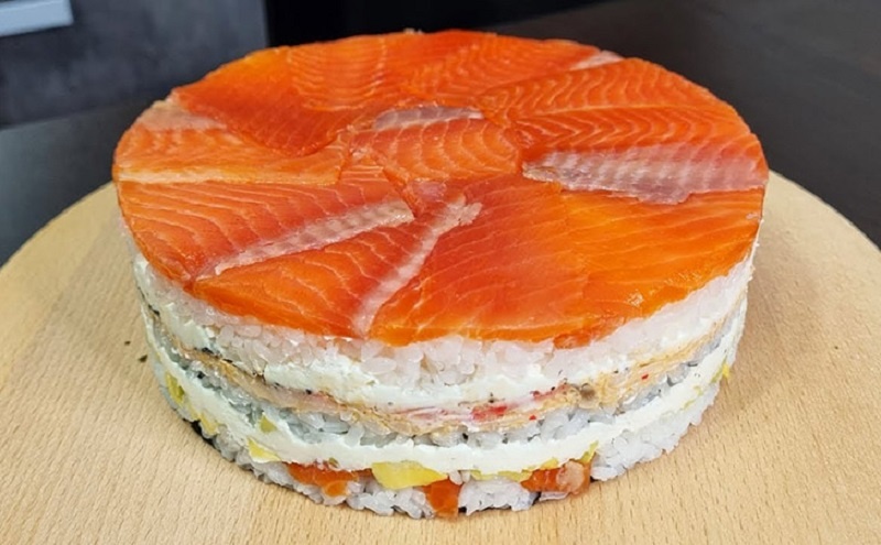 Торт-суши: яркая находка для праздничного стола с изюминкой