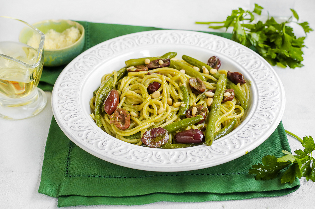 Зелёные спагетти с фасолью и кедровыми орешками: готовим вкусный обед