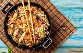 Фунчоза с курицей и овощами