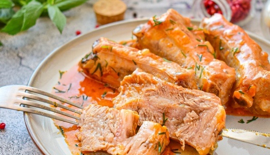 Сочные свиные ребрышки в ароматной подливке: просто и вкусно