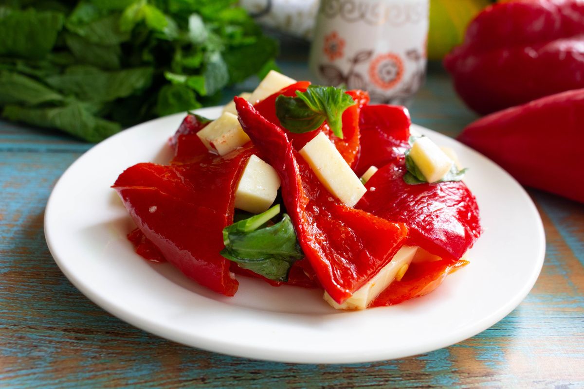 Салат с печеными перцами, моцареллой и базиликом