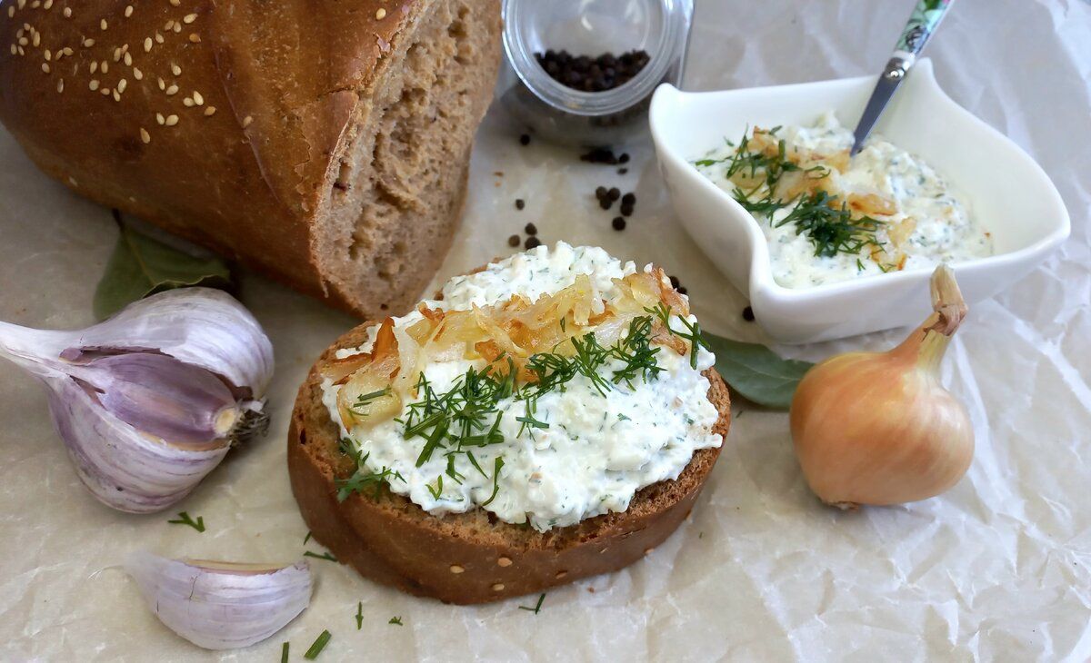 Удивите своих гостей: оригинальные бутерброды с чесноком и зеленью