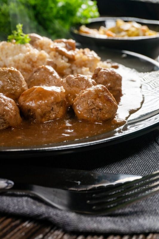 Нежные фрикадельки с грибным соусом для вашей семьи