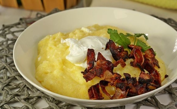 Кукурузная каша с брынзой, беконом и яйцом пашот