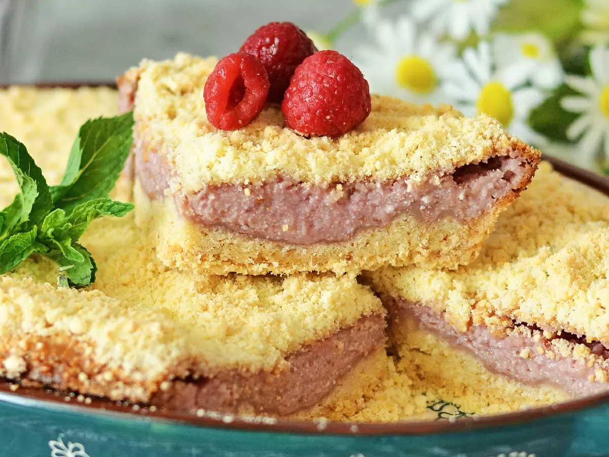 Необычайный пирог с малиной и творогом