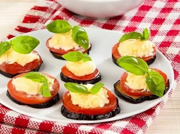 Баклажаны с помидорами: быстрая закуска, которая покорит ваши вкусовые рецепторы