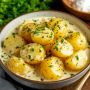 Сочный картофель под чесночно-сырным соусом: идеальный гарнир для быстрого ужина