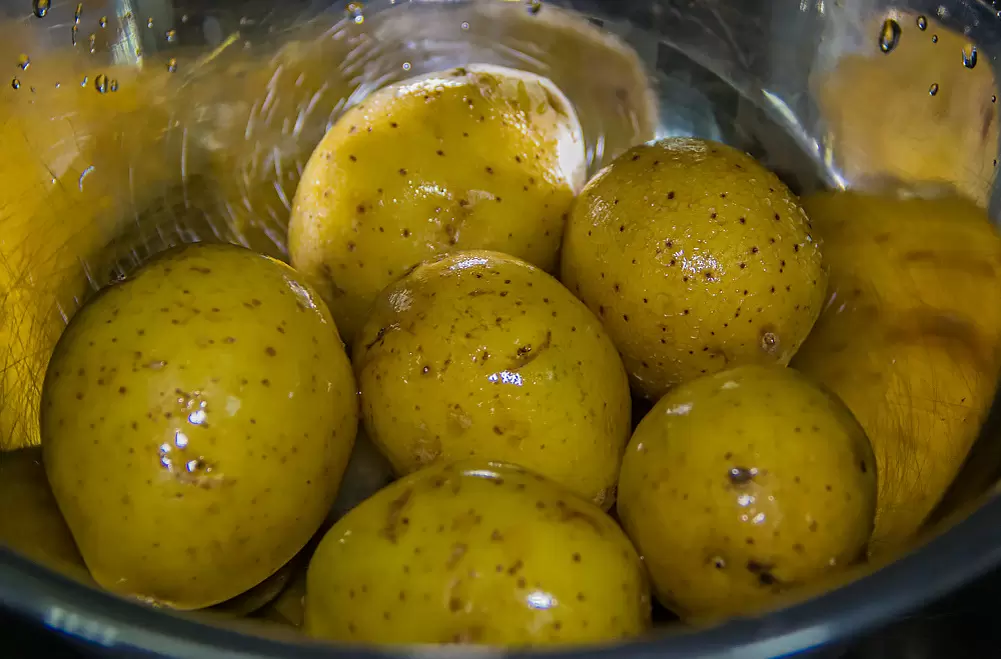 Как правильно разрезать картофель для её увеличения: советы огородникам