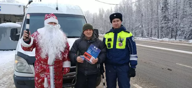 Кировские автоинспекторы поздравляют водителей с праздником теплом и заботой