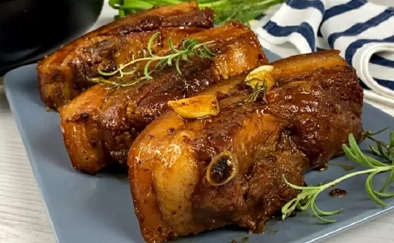 Как превратить бюджетное мясо в ресторанный шедевр: секреты идеального тушения грудинки