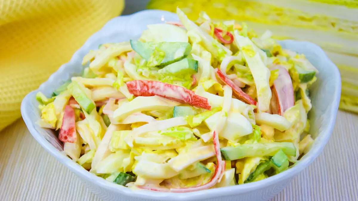 Праздничный салат с крабовыми палочками: свежесть и вкус на вашем столе