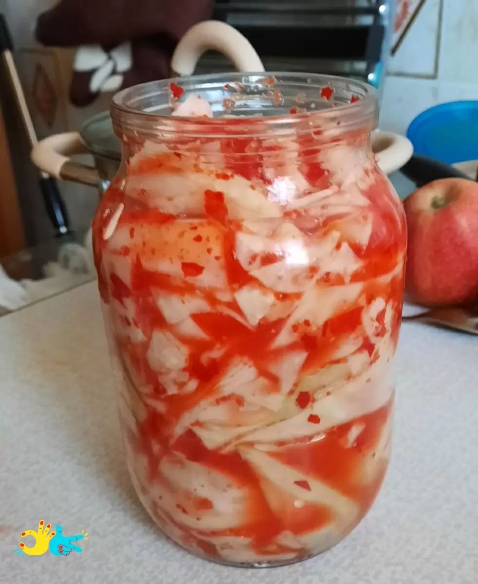 Остренькая закуска для любителей азиатской кухни: квашеная капуста с перцем