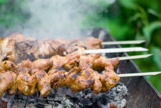 Кулинарный шедевр: куриный шашлык с уникальным ежевичным соусом