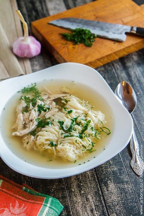 Куриный суп с лапшой: вкус детства в каждой тарелке