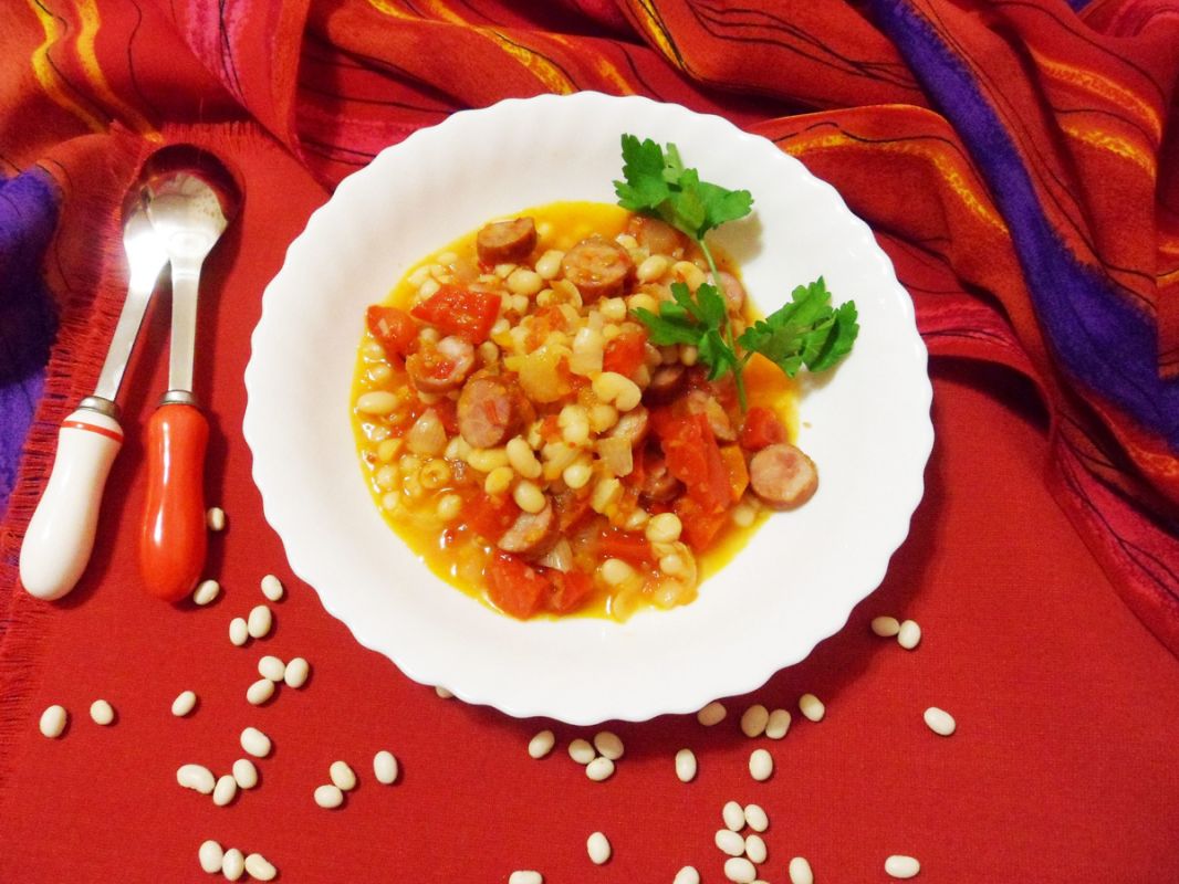 Гуляш с фасолью и копчеными колбасками