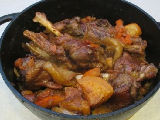 Готовим гусей: Тушёный гусь с овощами и пряностями