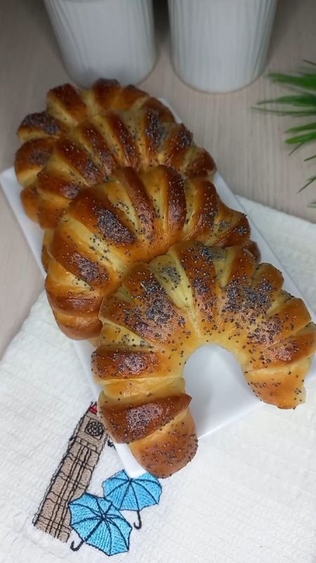 Пушистые рогалики с маком: вкус, который воодушевляет