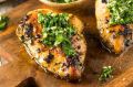 Сочный гриль: как приготовить идеальную курицу с шпинатным соусом