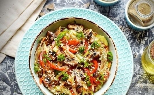 Салат с фунчозой, шампиньонами и овощами