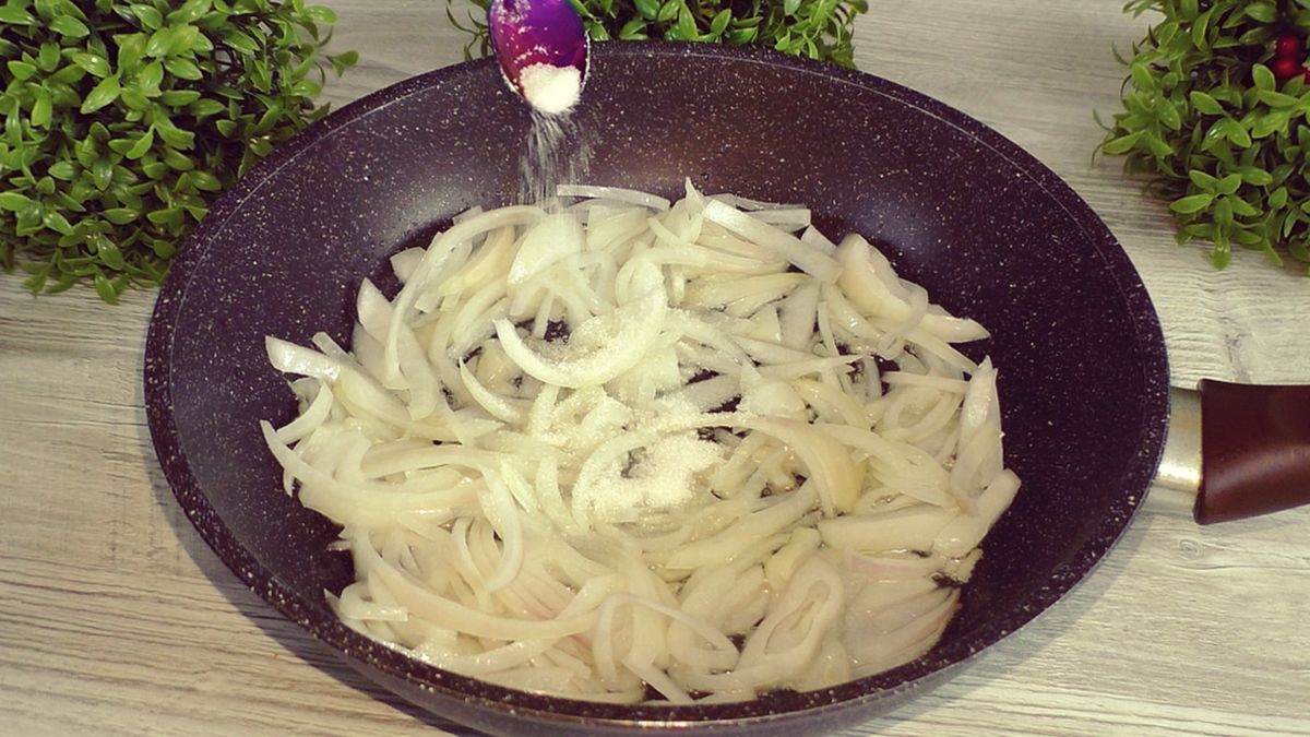 Как быстро приготовить вкусную куриную печенку с луком: простой рецепт на каждый день