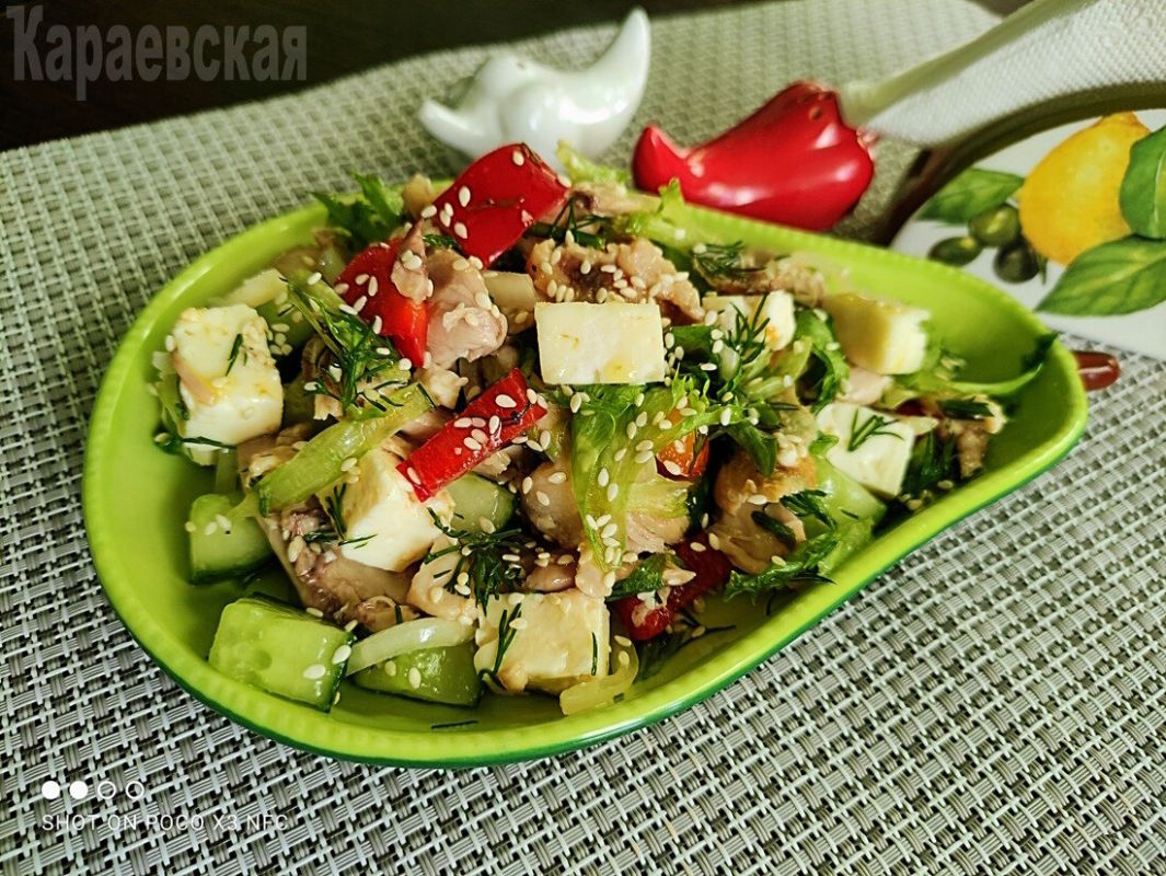 Новый взгляд на кето: освежающий салат с курицей и овощами