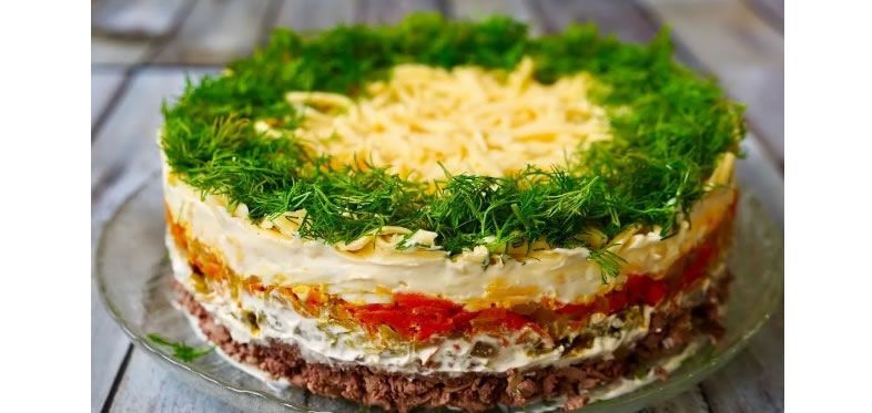 Слоёный салат с куриной печенью