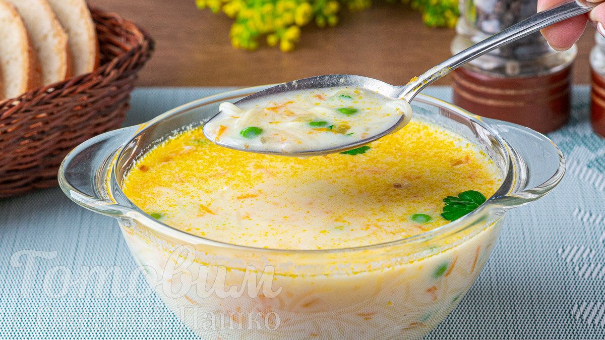 Простой и вкусный суп с горошком и плавленым сыром для семейного ужина