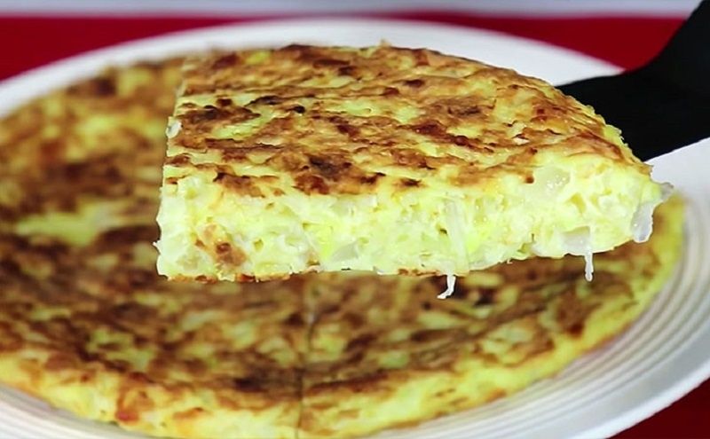 Простой капустный пирог на сковороде: быстрое и вкусное решение для любого стола